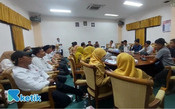 Thumbnail Puluhan Nakes Tersingkir dari Usulan PPPK Paruh Waktu, Diduga Akibat Intervensi Oknum DPRD Sampang Inisial R