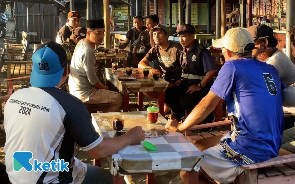 Thumbnail Berita - Kepala Desa Serang Blitar Tegaskan Anti Pungli, Imbau Wisatawan dan Warga Lapor Jika Ada Parkir Ganda