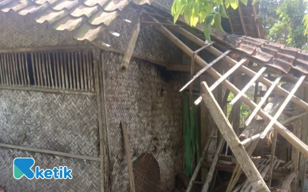 Thumbnail Berita - Viral! Rumah Reot di Brebes Belum Tersentuh Program RTLH, Warga Swadaya Galang Dana Rp 48 Juta