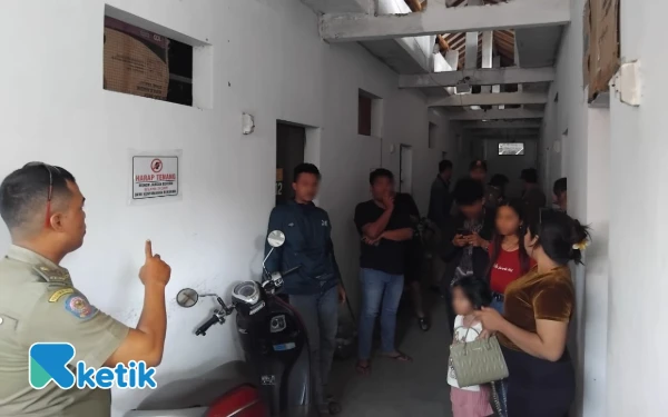 Thumbnail Berita - Satpol PP Pemalang Tertibkan Rumah Kos Diduga Jadi Tempat Prostitusi, Amankan Belasan Orang