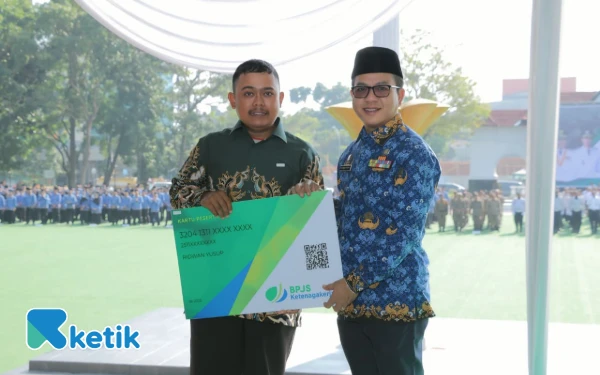 Bupati Bandung Bagikan BPJS Ketenagakerjaan Gratis untuk Pelaku Transportasi Umum