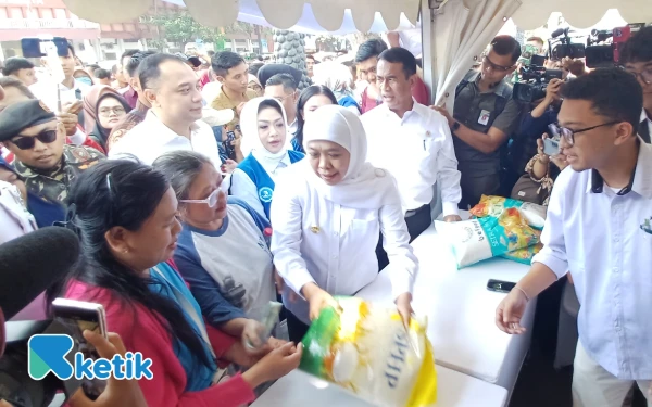 Thumbnail Gubernur Khofifah Asyik Borong Beras untuk Warga, Mentan Amran Gak Mau Kalah Ikut Traktir