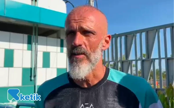 Thumbnail Jelang Laga Dewa United vs Persebaya, Eduardo Perez Enggan Anggap Remeh Lawannya