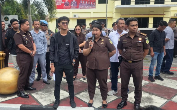 Thumbnail Berita - Warga Demo Kejari, Desak Tuntaskan Kasus Perjalanan Dinas DPRD Bitung
