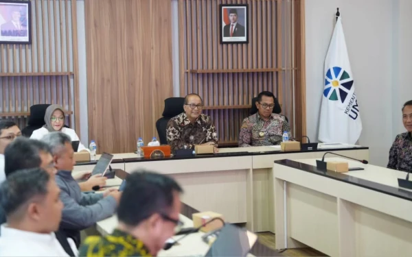 Thumbnail ‎Audiensi dengan Kemenkop, Wali Kota Batu Kenalkan CooSAE  ‎