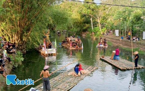 Thumbnail Berita - Serunya Festival Resik Kali di Sukoharjo Pacitan, Nonton Warga Naik Gethek Susuri Sungai