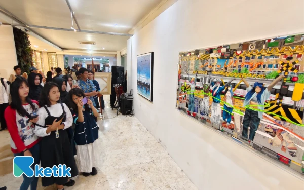 Thumbnail 32 Perupa Jawa Timur Pamerkan Lukisan Kereta Api, Gabungkan Unsur Pewayangan