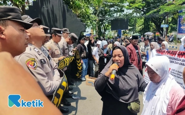 Thumbnail Polres Sampang Didemo Nenek Korban Pencabulan, Desak Penangkapan Basir dan Minta Kapolda Jatim Turun Tangan