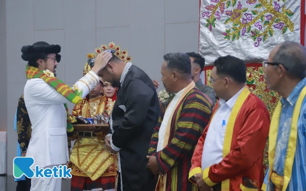 Thumbnail Sultan Bacan Kukuhkan Murhidin Harisi, Bupati Bassam Simbol Kehormatan Paguyuban Wakatobi Halsel