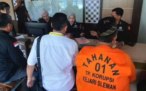 Thumbnail Berita - Berkas Lengkap, Penyidik Kejati DIY Limpahkan Tersangka Korupsi Tanah Kas Desa Tegaltirto ke Kejari Sleman