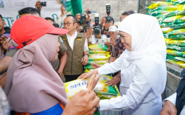 Thumbnail Pasar Murah ke-106 Digelar Di Kawasan Dupak Surabaya, Gubernur Khofifah Pastikan Harga Bahan Pokok Terjangkau