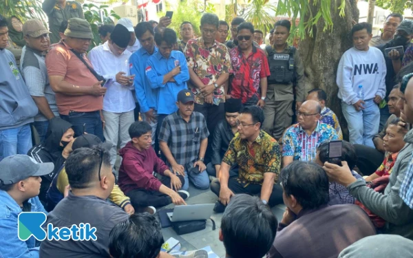 Thumbnail Puluhan Massa Gelar Demo Surabaya Darurat Korupsi di Depan Balai Kota, Pemkot Turunkan Asisten 1 Temui Demonstran