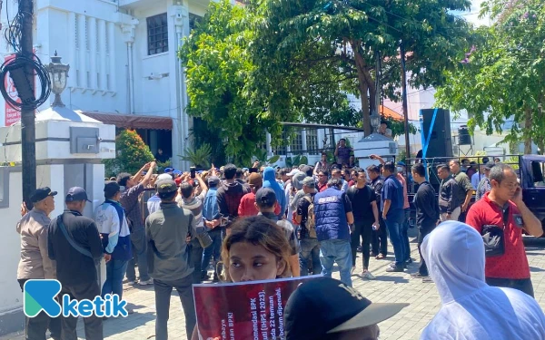 Thumbnail Demo Surabaya Darurat Korupsi, Massa Solidaritas Merah Putih Kritik Belanja Fantastis Pemkot