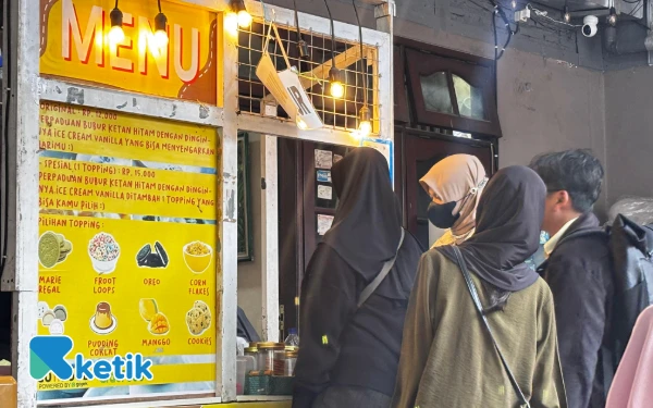 Thumbnail Berita - Bubur Ketan Hitam Naik Kelas! Ini Rahasia Kedai Kang Bubur Surabaya Bikin Anak Muda Antre Panjang