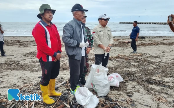 Thumbnail Berita - World Cleanup Day, Wabup Aceh Singkil Kutip Sampah di Pantai Pulo Sarok