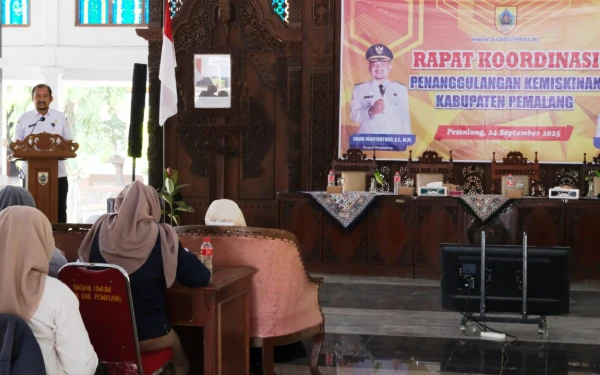 Thumbnail Berita - Bupati Pemalang Fokuskan Pemenuhan 8 Layanan Dasar untuk Atasi Kemiskinan Ekstrem