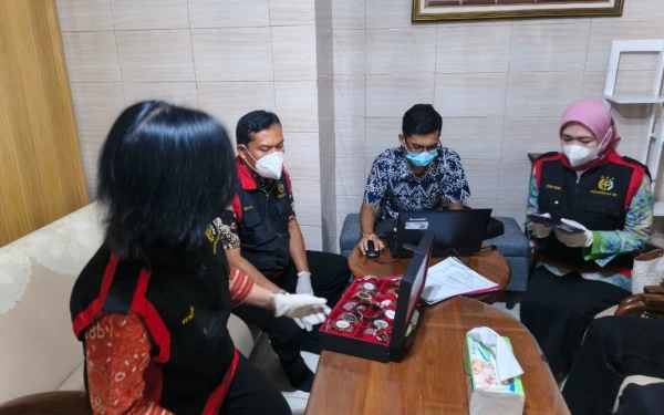 Thumbnail Berita - Kejati DIY Geledah Rumah Mantan Kadiskominfo Sleman Sehari Setelah Jadi Tersangka Korupsi Rp 3 Miliar