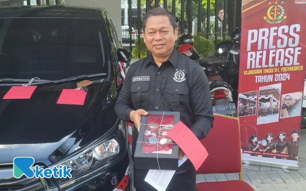 Thumbnail Berita - Kejati DIY Pamerkan Barang Bukti Sitaan dari Rumah Mantan Kadiskominfo Sleman, Potensi Tersangka Baru Menguat