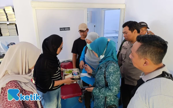 Thumbnail Berita - Belasan Siswa SD di Satu Desa di Jember Alami Keracunan MBG, Tim dari Polda Jatim Turun Tangan