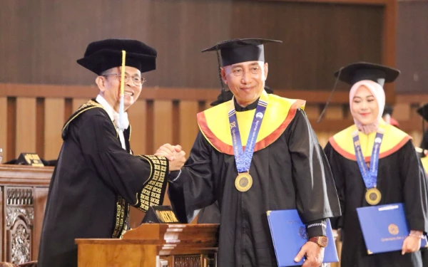 Thumbnail Berita - Wisuda S2 Unair, Ketua Kwarda Jatim Arum Sabil Jadi Inspirasi Anak Muda
