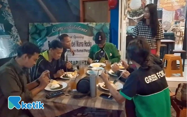 Thumbnail Gelandang Persebaya Oktafinus Fernando Buka Rumah Makan, Menu Sambal Cakalang Jadi Andalan