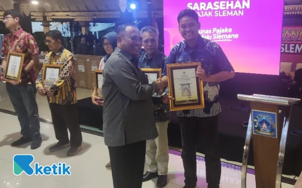 Thumbnail Berita - Bayar Pajak Tepat Waktu, Bupati Sleman Beri Apresiasi Wajib Pajak Teladan