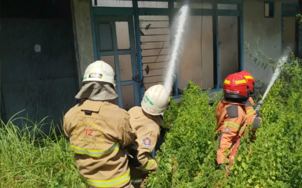 Thumbnail Dua Petugas Damkar Terluka Padamkan Kebakaran Rumah Kosong di Surabaya