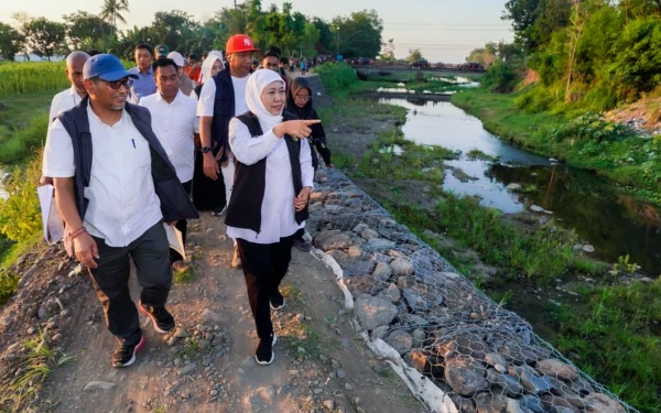 Thumbnail Berita - Tangani Banjir Situbondo, Khofifah Pastikan Pemasangan Bronjong Lindungi Pemukiman dan Sawah
