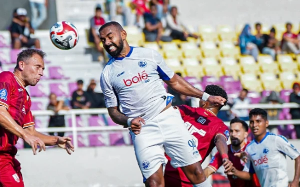 Thumbnail Berita - Drama 4 Gol di Manahan, Gol Kastaneer Gagalkan Kemenangan Arema FC