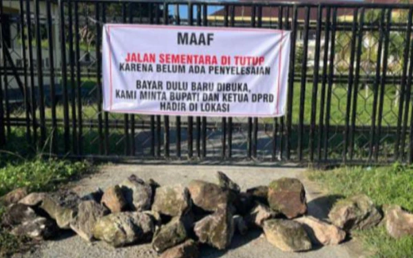 Thumbnail Kantor DPRD Halsel Dipalang Lagi, Kali ini Pakai Batu Besar