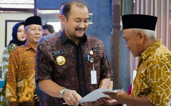 Thumbnail Berita - Bupati Pemalang Serahkan SK Purna Tugas, Ajak PNS Tetap Berperan di Masyarakat