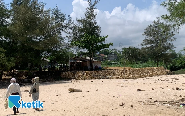 Thumbnail Berita - Dugaan Jual Beli Ilegal Sempadan Pantai Gondo Mayit Blitar Gegerkan Warga, Akademisi Geram