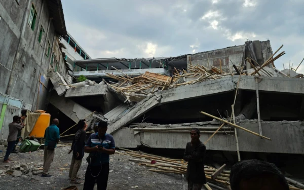 Thumbnail Ponpes Al-Khoziny Ambruk! Tim SAR Evakuasi Korban Terjebak Reruntuhan