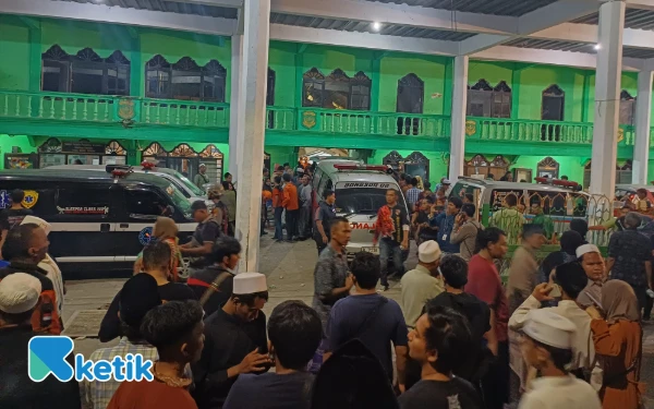 Thumbnail Berita - Dikira Kereta Lewat, Banyak Santri Ponpes Al-Khoziny Sidoarjo Terjebak di Gedung Ambruk