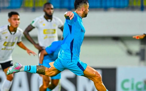 Thumbnail Berita - Persela Petik 3 Poin Perdana, Pelatih Persiku Pertanyakan Fungsi VAR