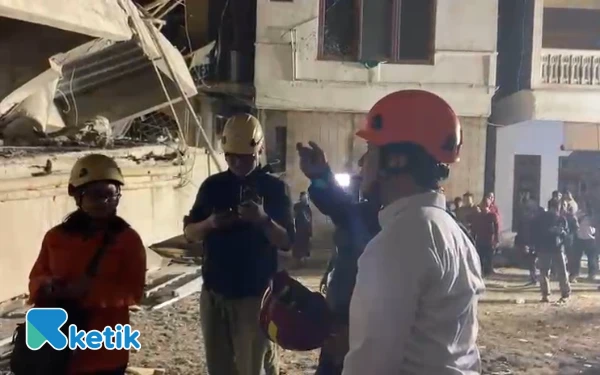 Thumbnail Pimpin Proses Evakuasi, Wagub Jatim Minta Pencarian Korban Terus Dilakukan