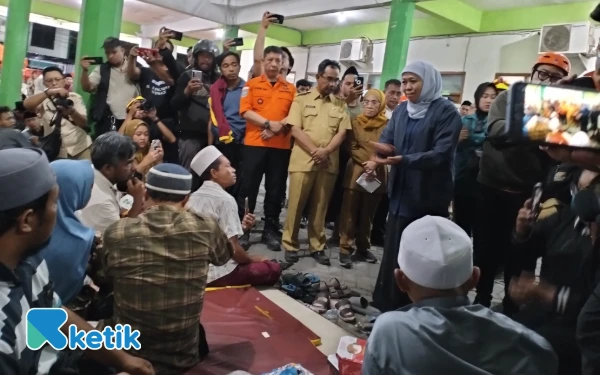 Thumbnail Berita - Pantau Lansung Evakuasi Korban Ponpes Al Khoziny, Gubernur Khofifah: Proses Evakuasi Berhati-hati
