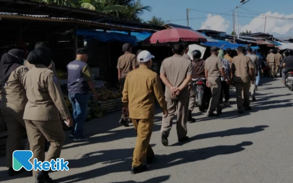 Thumbnail Berita - Kasatpol PP Halsel Sindir Peran Disperindagkop Saat Tertibkan Pasar Labuha