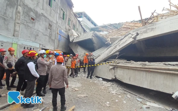 Thumbnail Berita - Datangi Lokasi Ambruknya Musala Ponpes Al Khoziny, Kapolda Jatim: Prioritaskan Korban