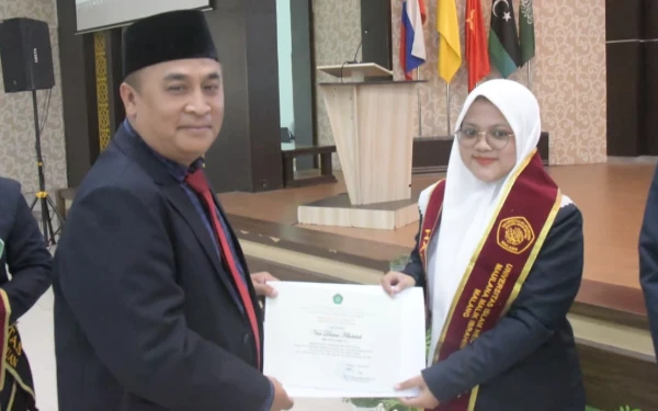 Thumbnail Raih Dua Gelar Sekaligus, Mahasiswi UIN Malang Diana Kholidah Lulus Sarjana dan Wisuda Tahfidz 30 Juz