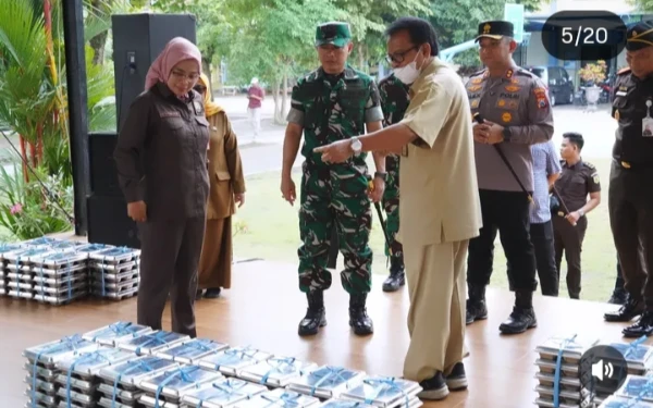 Thumbnail Berita - Pastikan Kualitas Makanan, Ketua DPRD Lumajang Tinjau Dapur MBG