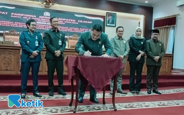 Thumbnail Berita - Sepakati Raperda Jadi Perda bersama DPRD, Bupati Cilacap: Jangan Hanya Berfikir Restribusi, Tingkatkan Ekonomi Masyarakat