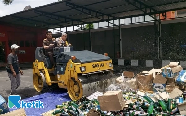Thumbnail Berita - Tegaskan Komitmen Hukum, Kejari Sleman Gilas Ribuan Botol Miras dan Barang Bukti Kejahatan Lain