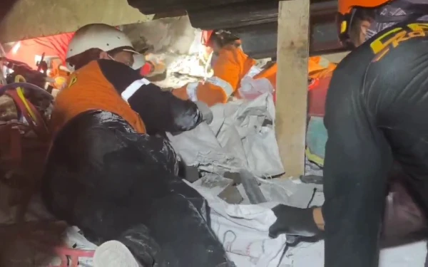 Thumbnail Berita - Dua Santri Al Khoziny Sidoarjo Kembali Ditemukan, 1 Dalam Kondisi Meninggal dan 1 Selamat