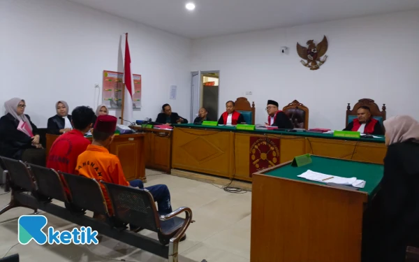 Thumbnail Sidang Begal Bersenpi di Palembang, Hakim Soroti Tembakan Polisi ke Kaki Terdakwa