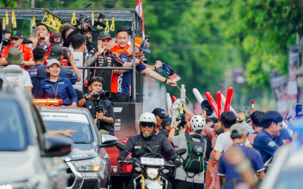 Thumbnail Berita - [Foto] Riders Parade MotoGP Indonesia 2025 di Kota Mataram Heboh!