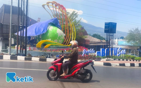 Thumbnail Sebulan Dibangun, Cat Patung Apel di Taman Jalan Sultan Agung Kota Batu Terkelupas