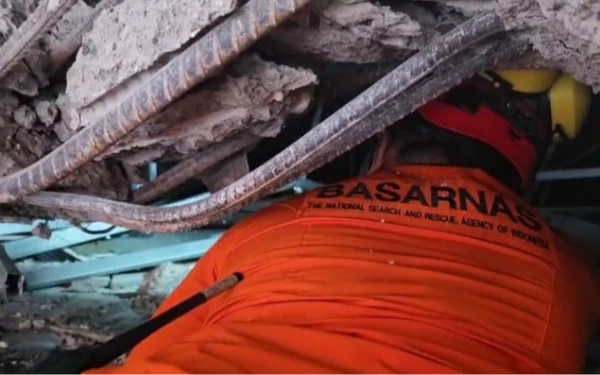 Thumbnail Tim SAR Gabungan Temukan Lima Korban Selamat dalam Insiden Ambruknya Ponpes Al Khoziny Sidoarjo