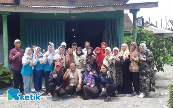 Thumbnail Berita - Warga RW 5 Gedog Kota Blitar Buktikan Hidup Bersih, Tim Verifikator Kemenkes Angkat Jempol