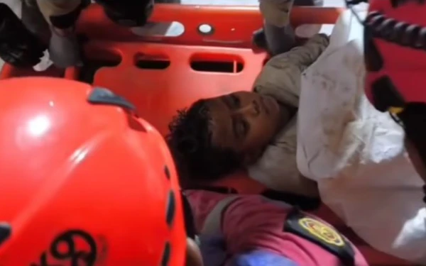 Thumbnail Berita - Keajaiban di Balik Tragedi, Haikal Bertahan 3 Hari di Bawah Puing Ponpes Al Khoziny Sidoarjo